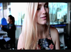 Красивая блондинка любит в себя пихать разные предметы